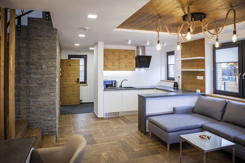 Plne vybavená kuchyňa apartmánu č. 1 s barovým pultom