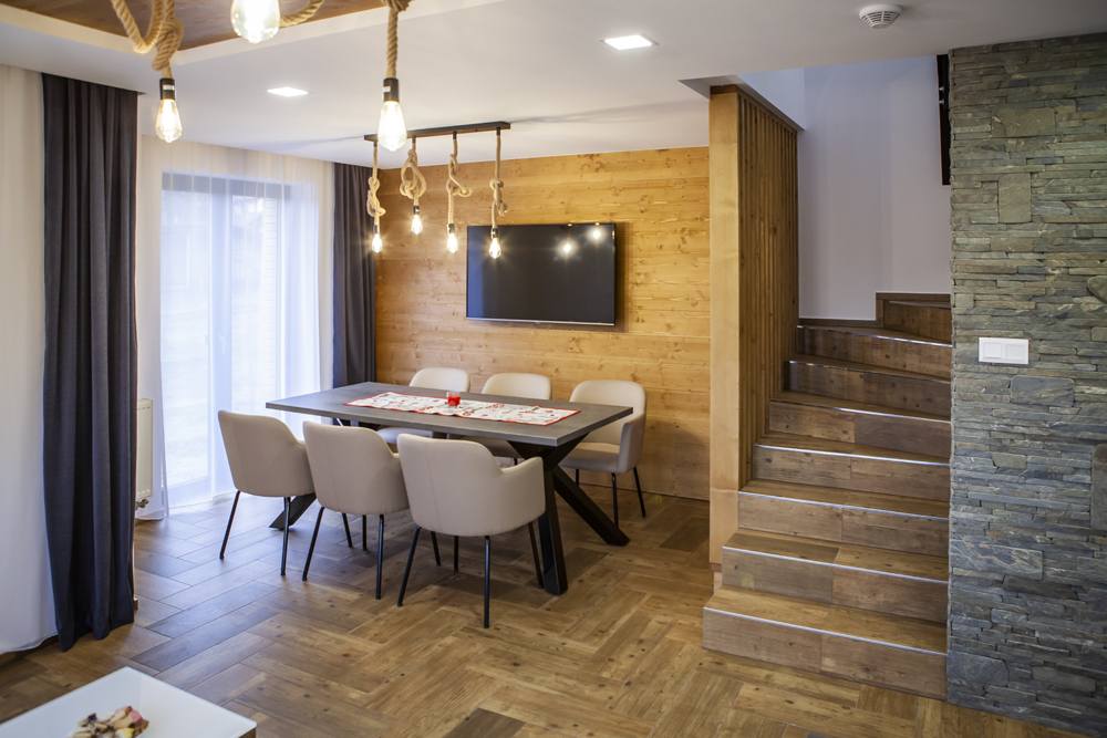 Jedálenská časť apartmánu číslo 1 s dreveným schodiskom