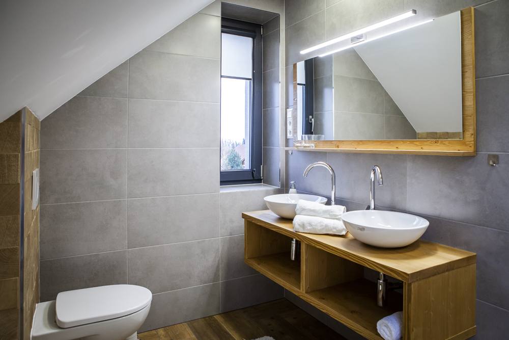 Kúpeľňa apartmánu č. 1 s dvomi umývadlami