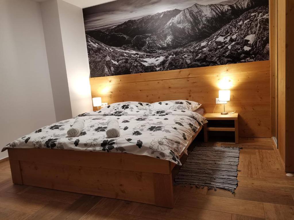 Spálňa apartmánu č. 2 s fotografiou Tatier nad posteľou