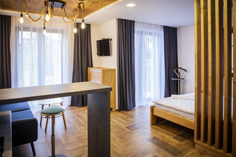 Obývacia časť apartmánu číslo 3 s pohovkou